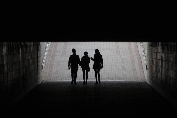 Des Silhouettes Jeunes Dans Passage Souterrain Peuples — Photo