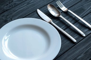 Karanlık mutfağı beyaz çanak çömlek