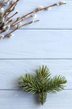 Beyaz masa üzerinde orman dalları