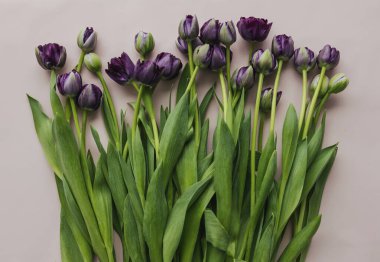 Bahar çiçekleri buket kompozisyonda