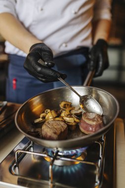 Sıcak parça et ve havuç.