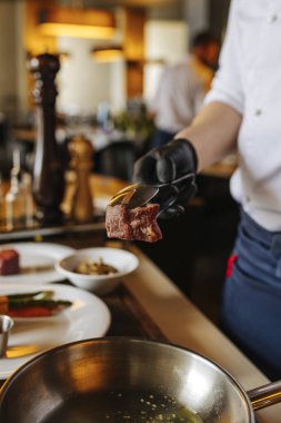 Restoran porsiyonu olarak ızgara et. 