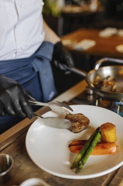 Sıcak parça et ve havuç.