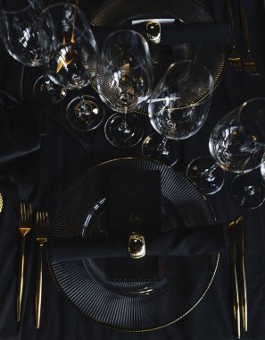 Siyah iç kısımda şık plakalar var.