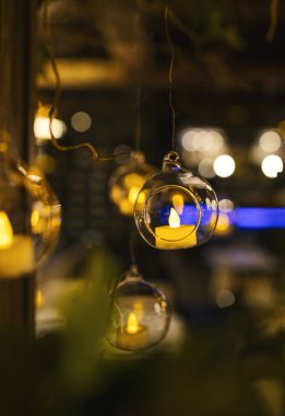 Sanat dekorasyonunda sarı lambalar