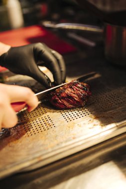 Şef taze et hazırlıyor.