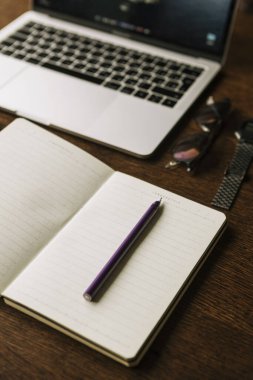 Not defteri, güneş gözlüğü ve kalemi olan yaşam tarzı bir yer