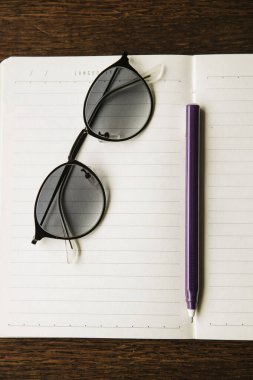 İş yerinde siyah güneş gözlüğü.