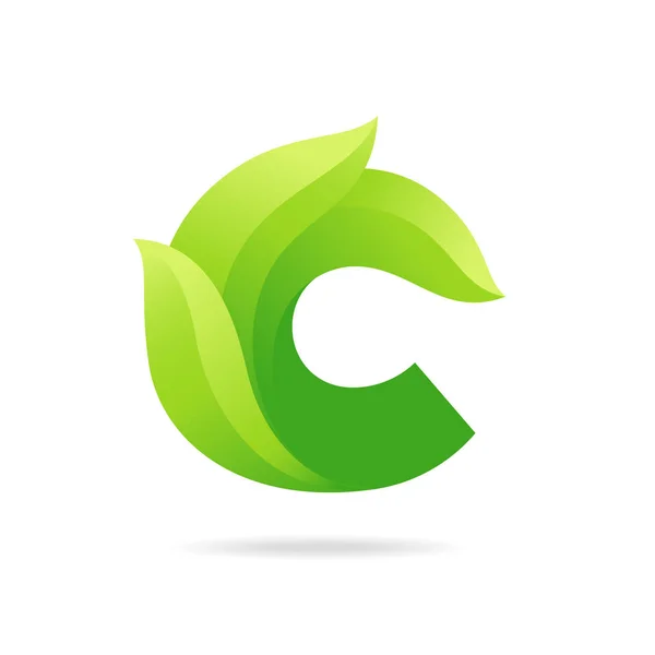 C icono con hojas verdes. Diseño ecológico vectorial . — Vector de stock