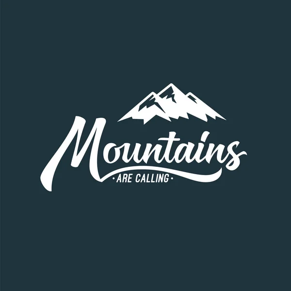 Montañas ilustración dibujada a mano con elementos de letras. Emblema tipográfico . — Vector de stock