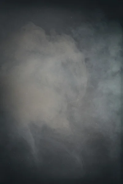 黒を背景に煙が — ストック写真