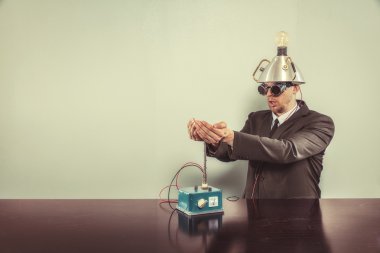 Makine ile ofis masa başında oturan işadamı