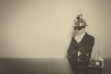 Vintage işadamı ofis masa başında oturan