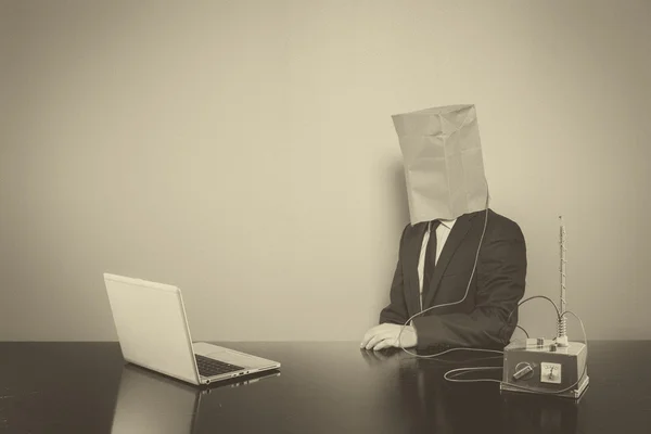 Hombre de negocios vintage sentado en el escritorio de la oficina —  Fotos de Stock