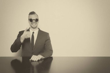 Dürbün ile ofis masa başında oturan işadamı