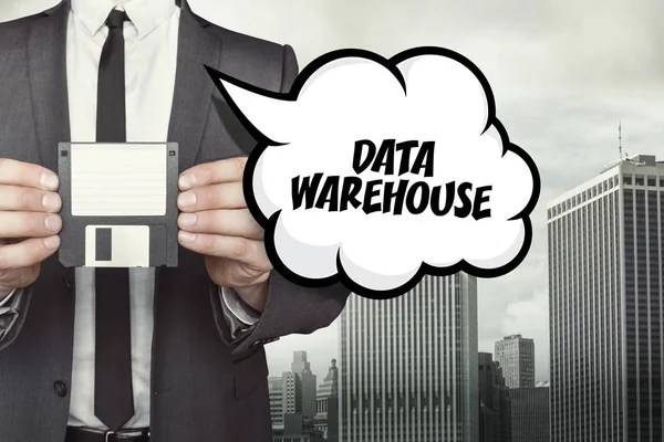 Data warehouse texto sobre bolha de fala com empresário — Fotografia de Stock