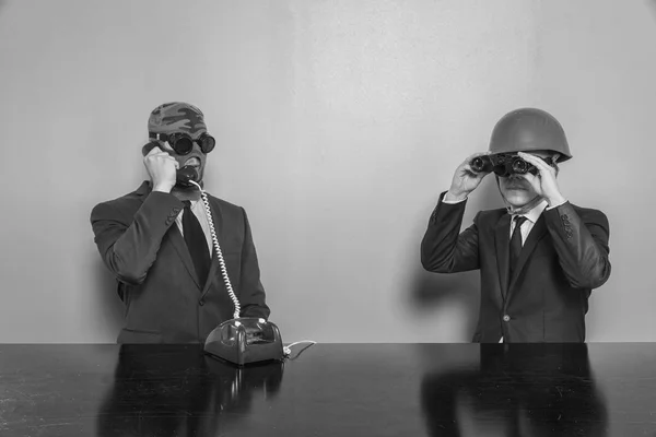 Två affärsman sitter vid office skrivbord — Stockfoto