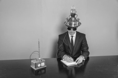 Not Defteri ile ofis masa başında oturan işadamı