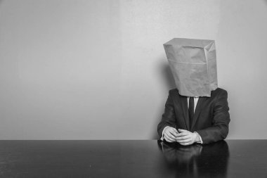 Vintage işadamı ofis masa başında oturan