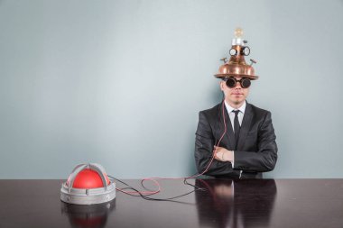 Vintage işadamı ofis masa başında oturan uyarı ışığı ile