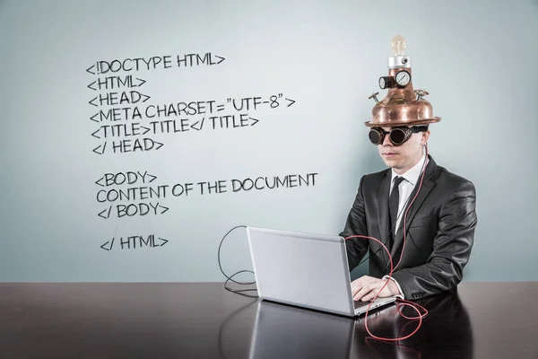 Texto en código Html con hombre de negocios vintage utilizando el ordenador portátil — Foto de Stock