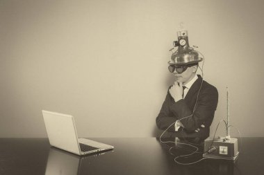Vintage işadamı ofis masa başında oturan