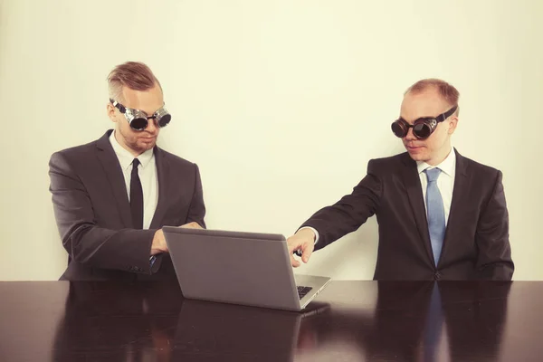 Due uomini d'affari seduti alla scrivania dell'ufficio — Foto Stock