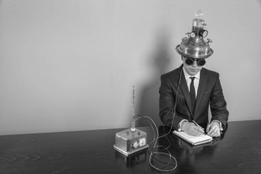 Not Defteri ile ofis masa başında oturan işadamı