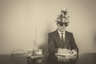 Not Defteri ile ofis masa başında oturan işadamı