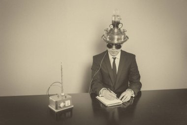 Not Defteri ile ofis masa başında oturan işadamı