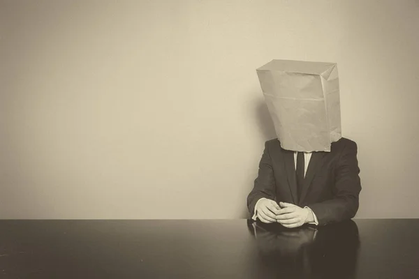 Homem de negócios vintage sentado na mesa de escritório — Fotografia de Stock