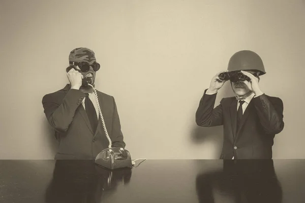 Dois homens de negócios sentados na mesa do escritório — Fotografia de Stock