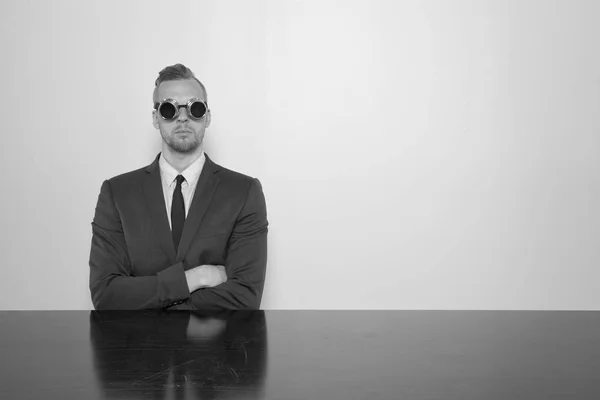 Empresario sentado en el escritorio de la oficina — Foto de Stock