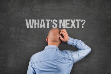 Metin yazı tahtası üzerinde bakarken kafa çizilmemesi işadamı