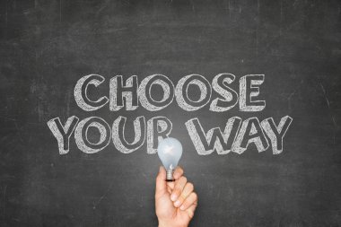 El yazı tahtası üzerinde metin karşı ampul tutan işadamı