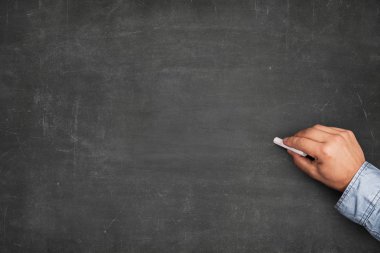 Businessmans el yazma boş yazı tahtası üzerinde