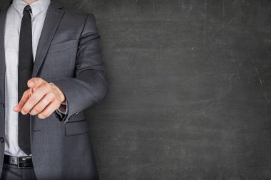 Blackboard tarafından ayakta iken işaret eden işadamı