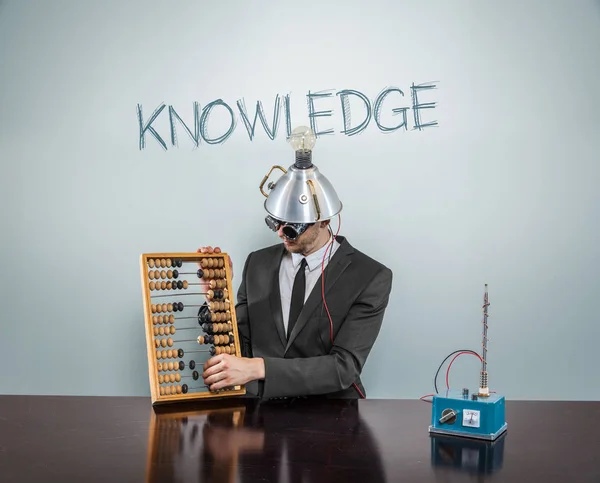 Texto de conhecimento em quadro negro com homem de negócios — Fotografia de Stock