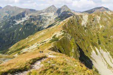 İz yürümek geçmek için turist.