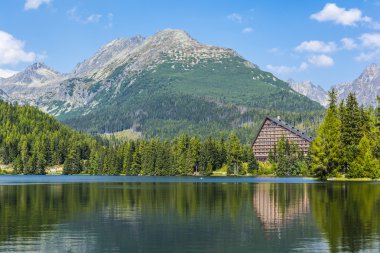 Hotel Dağları'nın eteklerinde göl kenarında.