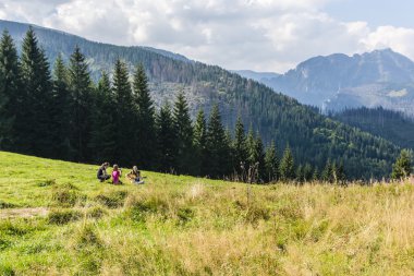 Zakopane, Polonya - 13 Eylül 2016: kız arkadaşı dağlarda gitar çalmak fotoğraf yapıyor