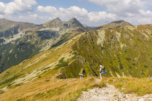 Koscielisko Poland September 2016 Two Backpackers Fall Trail Mountains — Stock Photo, Image