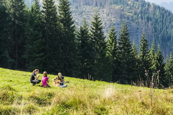 Zakopane, Polonya - 13 Eylül 2016: kız arkadaşı bir takas gitar çalmak fotoğraf yapıyor