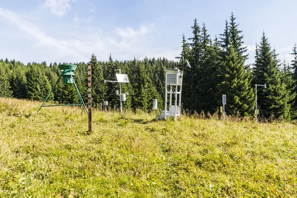 Meteorologická stanice na mýtině. — Stock fotografie