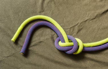 Yukarıdan aşağı düğüm (mahsup su knot). 