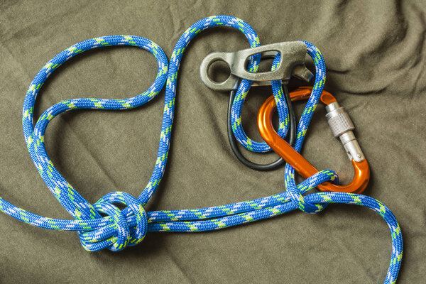 Overhand knot with draw-loop.