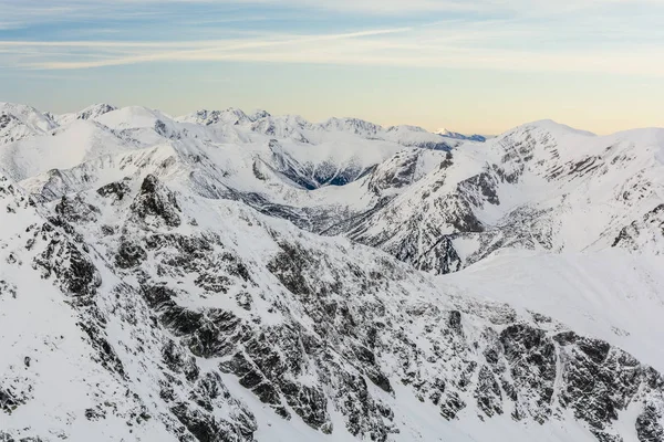 Schneebedeckter Bergrücken. — Stockfoto