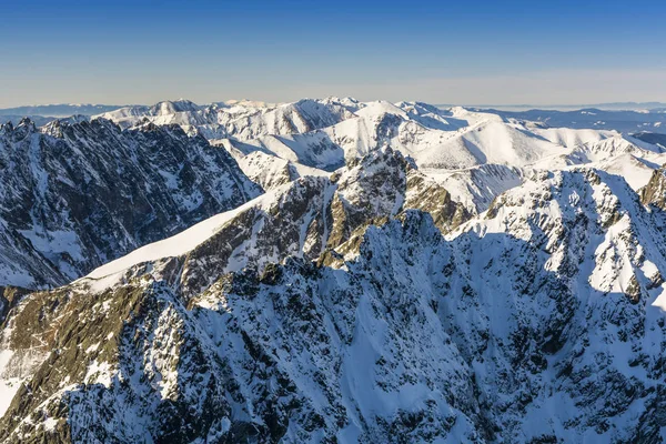Горные вершины покрыты снегом. — стоковое фото