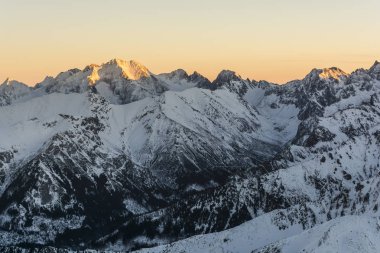 Güneş doruklarına aydınlatır.