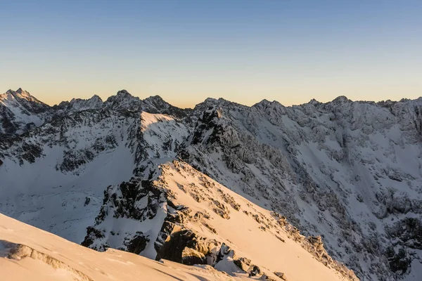 Vinterlandskap innan solnedgången. — Stockfoto